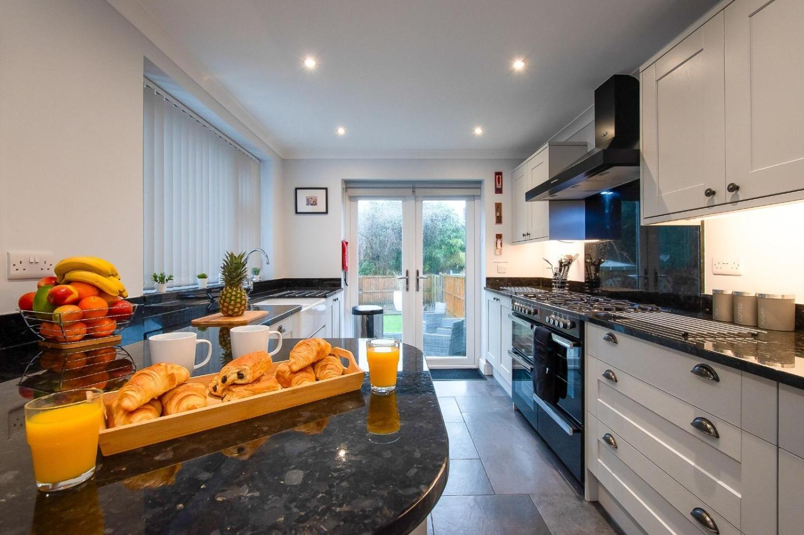 Casa One Hundred - A Beautiful 4 Bed House On The Beach Front Swansea Exterior foto