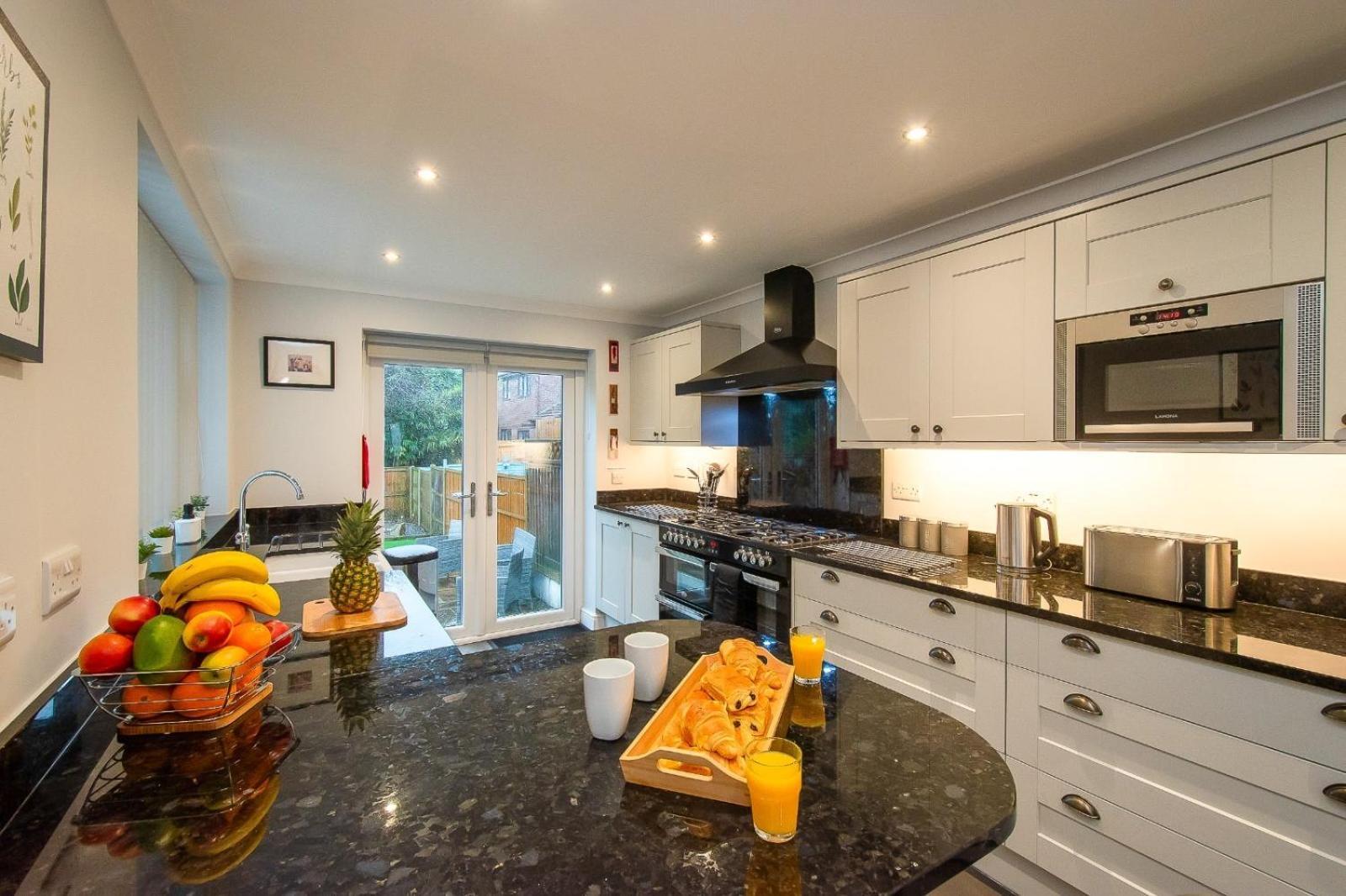 Casa One Hundred - A Beautiful 4 Bed House On The Beach Front Swansea Exterior foto