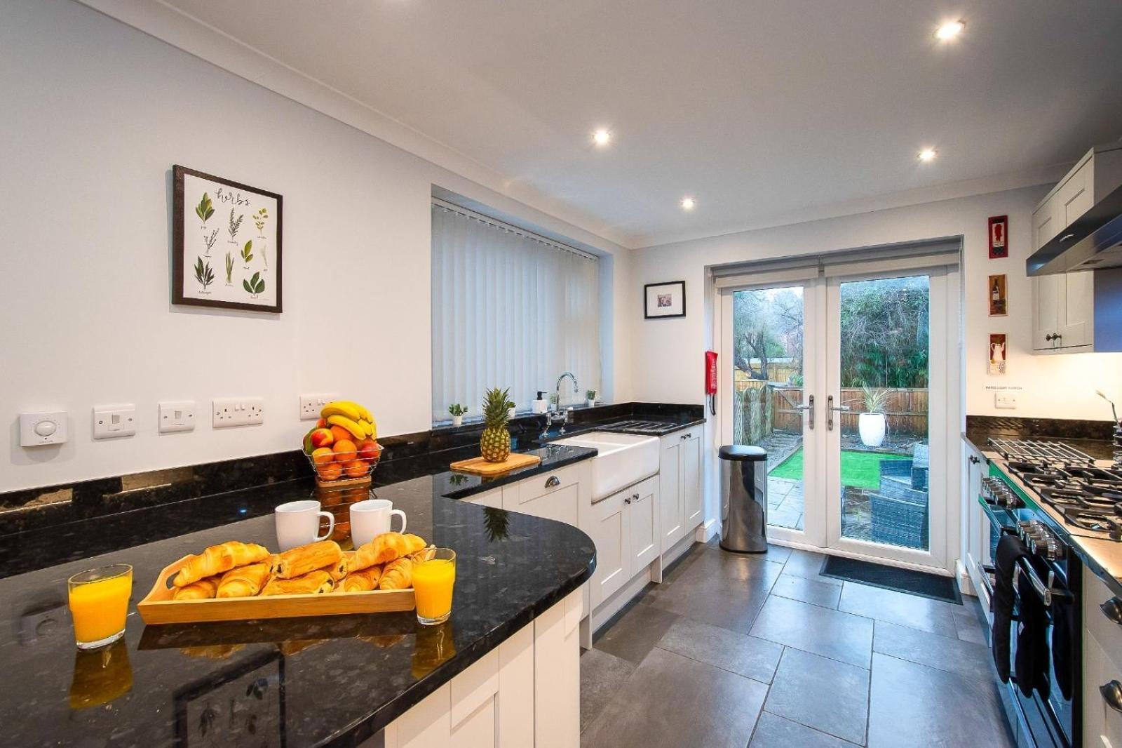 Casa One Hundred - A Beautiful 4 Bed House On The Beach Front Swansea Exterior foto